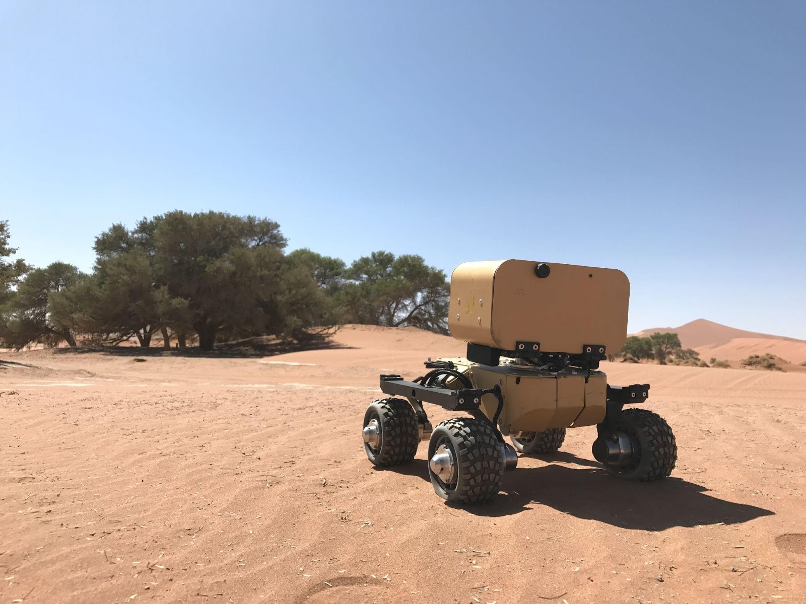 Back view of Leo Rover in a desert