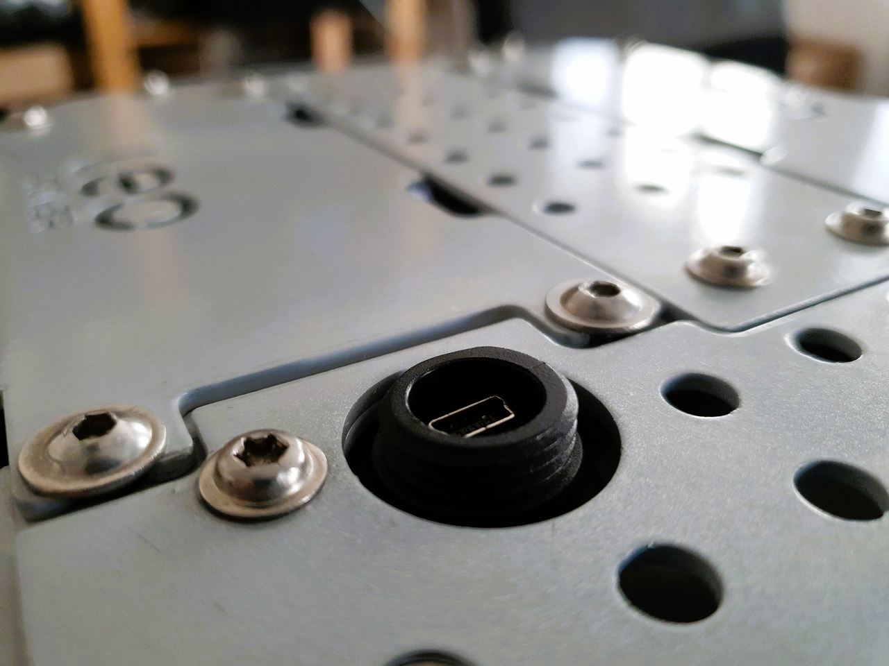 Leo Rover’s miniUSB socket