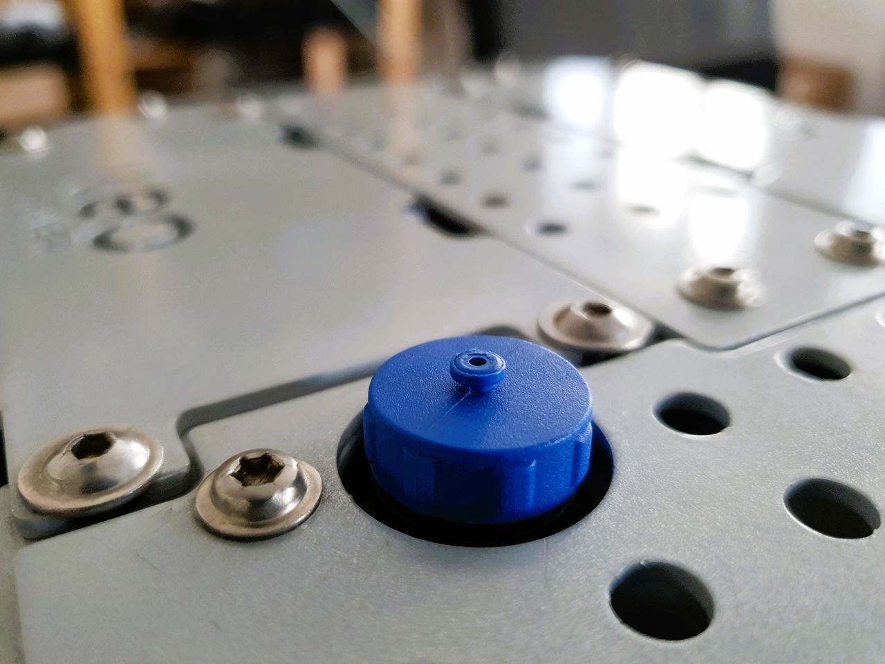 Leo Rover’s miniUSB cap